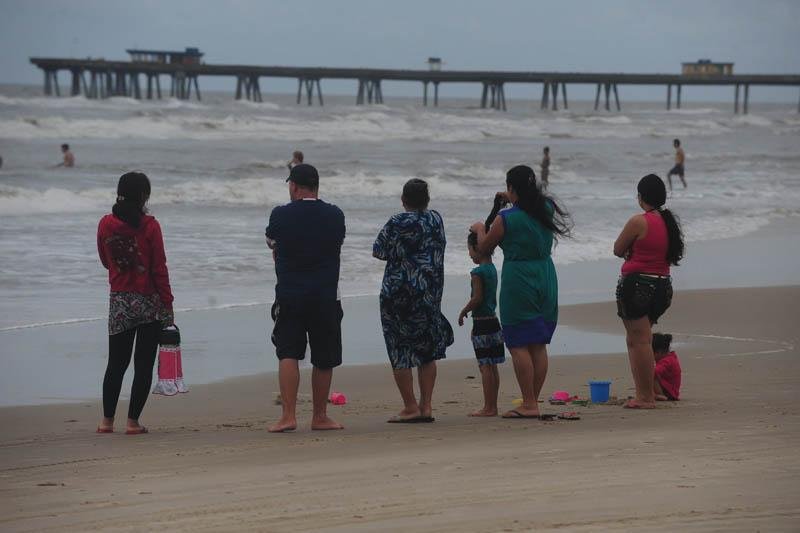 Pouca gente arriscou trocar a pregui&ccedil;a sob as cobertas pelas atividades na praia