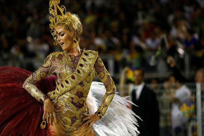 Fantasia da modelo representa a transforma&ccedil;&atilde;o da &aacute;gua para o vinho