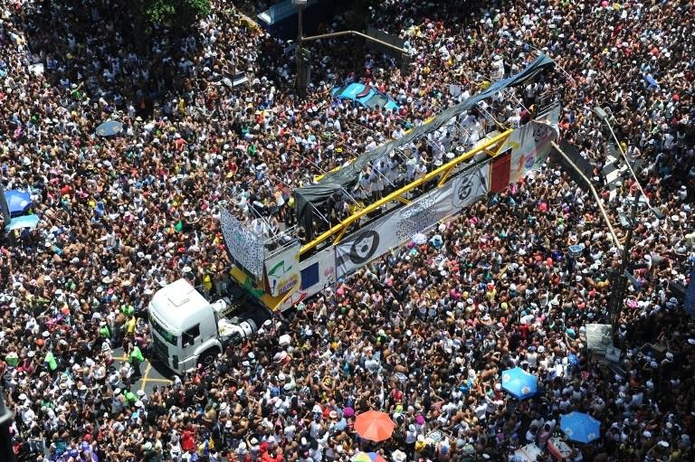 Maioria dos foli&otilde;es curte o bloco fantasiada