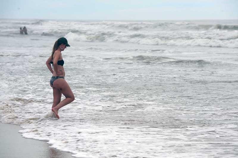 Banhistas se refrescaram no mar
