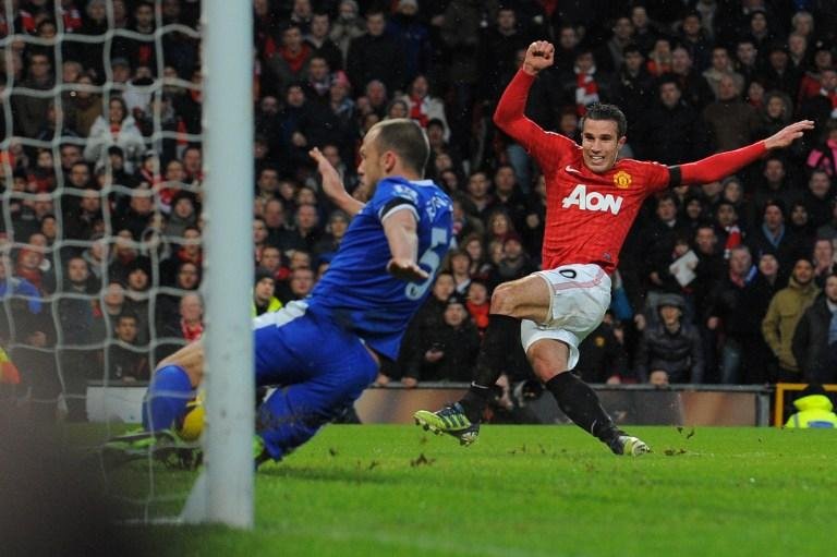 Van Persie e Giggs marcam e gal&ecirc;s faz hist&oacute;ria no Campeonato Ingl&ecirc;s