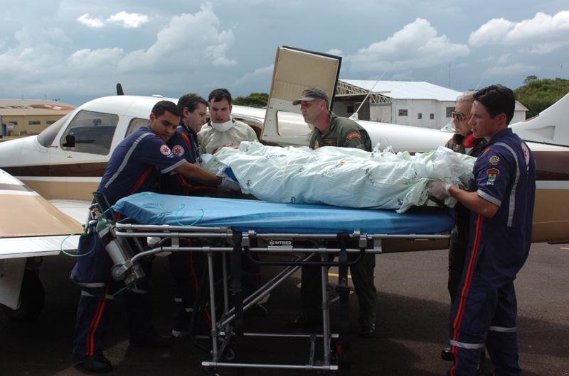 O jovem foi transportado na tarde desta segunda-feira em um avi&atilde;o bimotor da Brigada Militar para Porto Alegre, onde foi internado no Hospital de Pronto Socorro