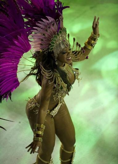Apesar da inova&ccedil;&atilde;o no desfile, Mangueira pode perder pontos por exceder tempo na avenida