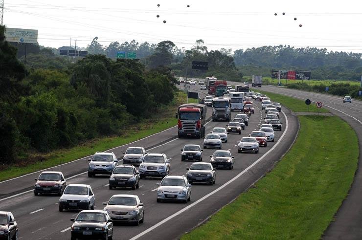 Fluxo de ve&iacute;culos come&ccedil;ou a aumentar por volta das 10h na freeway, na volta do Litoral