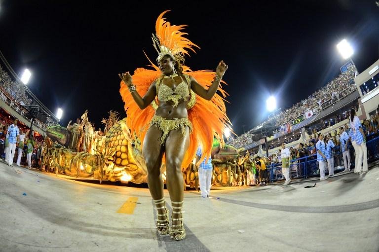 Al&eacute;m de beleza e sensualidade, beldades mostram muito samba no p&eacute;