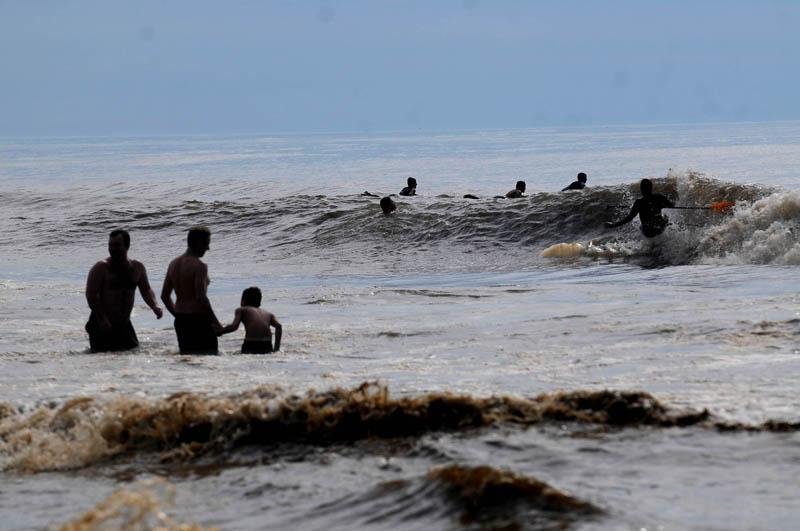 &Aacute;gua escura n&atilde;o foi empecilho para banhistas