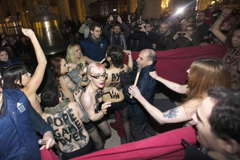 Feministas celebraram ren&uacute;ncia do Papa em manifesta&ccedil;&atilde;o na Notre-Dame de Paris