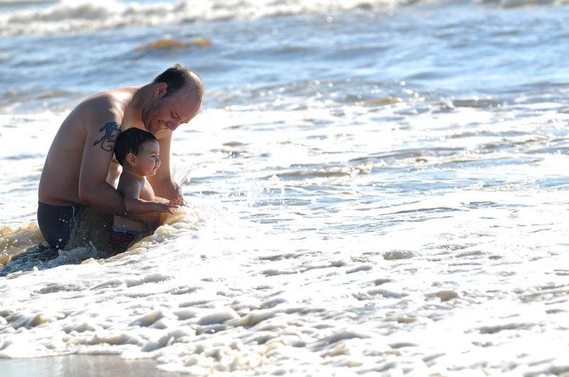 O pequeno Jo&atilde;o Pedro aproveitou para brincar no mar junto com o pai