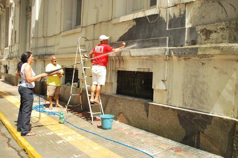 Servidores limpam pr&eacute;dio pichado em Livramento