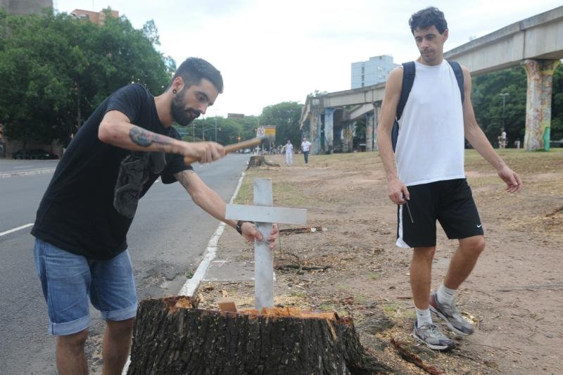 Jovens realizaram mais um protesto no fim da tarde desta quarta-feira