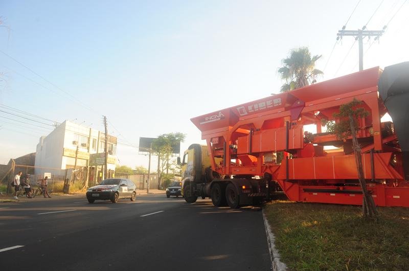 Ve&iacute;culo usado para produzir asfalto trafegava pela zona Norte