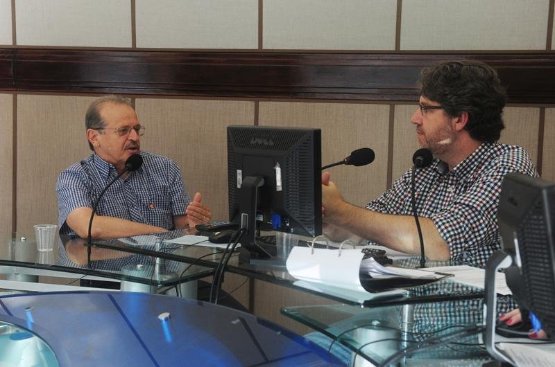 Governador Tarso Genro concedeu entrevista na R&aacute;dio Gua&iacute;ba