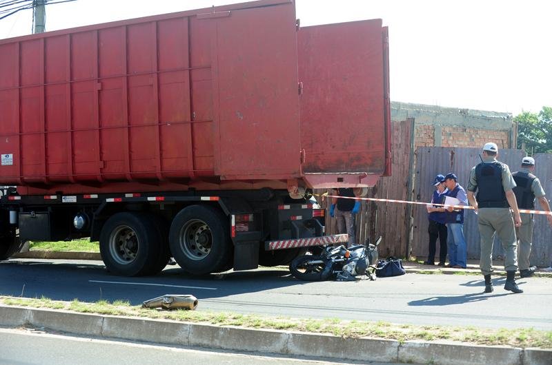 Motociclista colidiu contra caminh&atilde;o e morreu no local