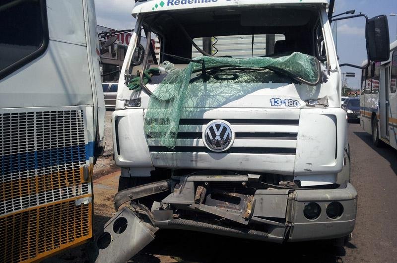 Colis&atilde;o envolveu &ocirc;nibus e caminh&atilde;o
