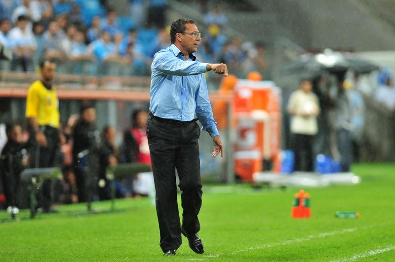 Luxemburgo culpa gramado da Arena e falta de entrosamento
