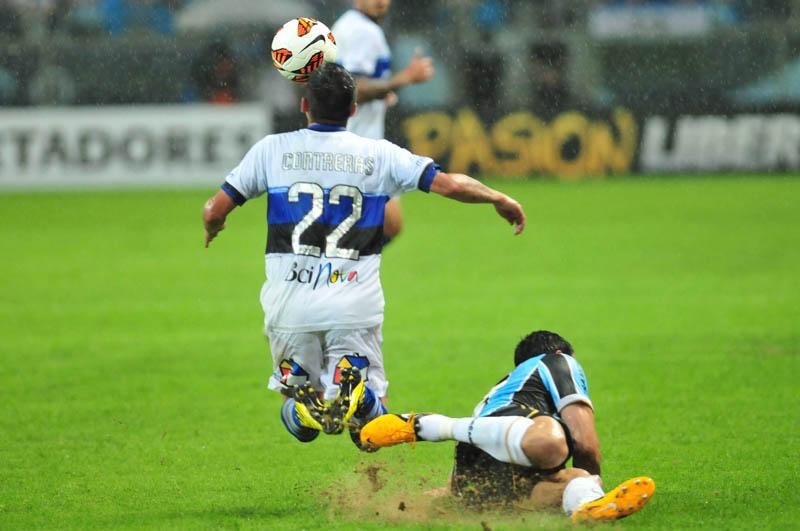 Gr&ecirc;mio passa a criticar gramado da Arena