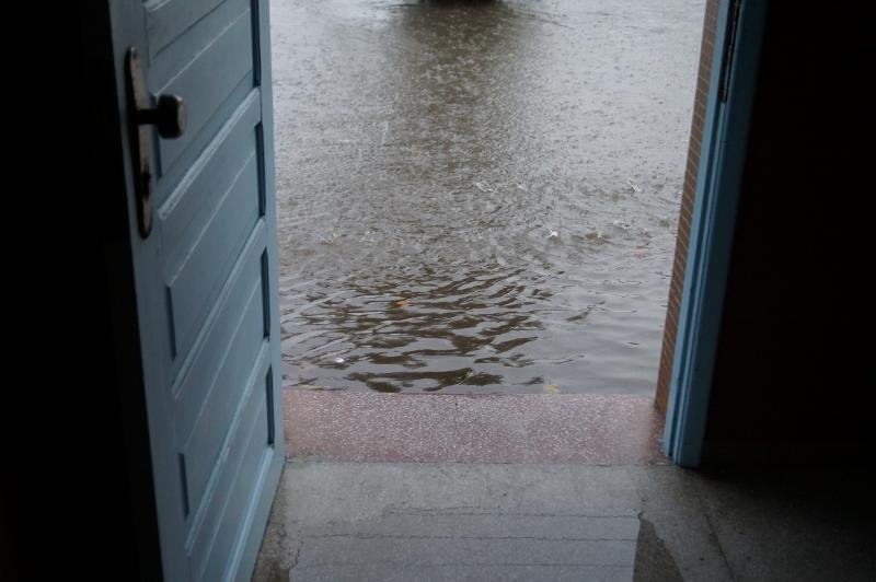 &Aacute;gua fica na porta de casa na praia do Cassino
