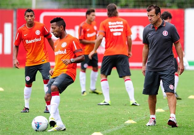 Dunga projeta conversa com m&eacute;dicos para definir escala&ccedil;&atilde;o contra Cruzeiro