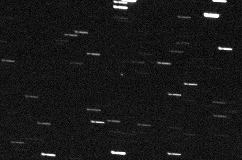 Imagens ao vivo de telesc&oacute;pio australiano mostraram forma similar a uma listra branca movendo-se no c&eacute;u