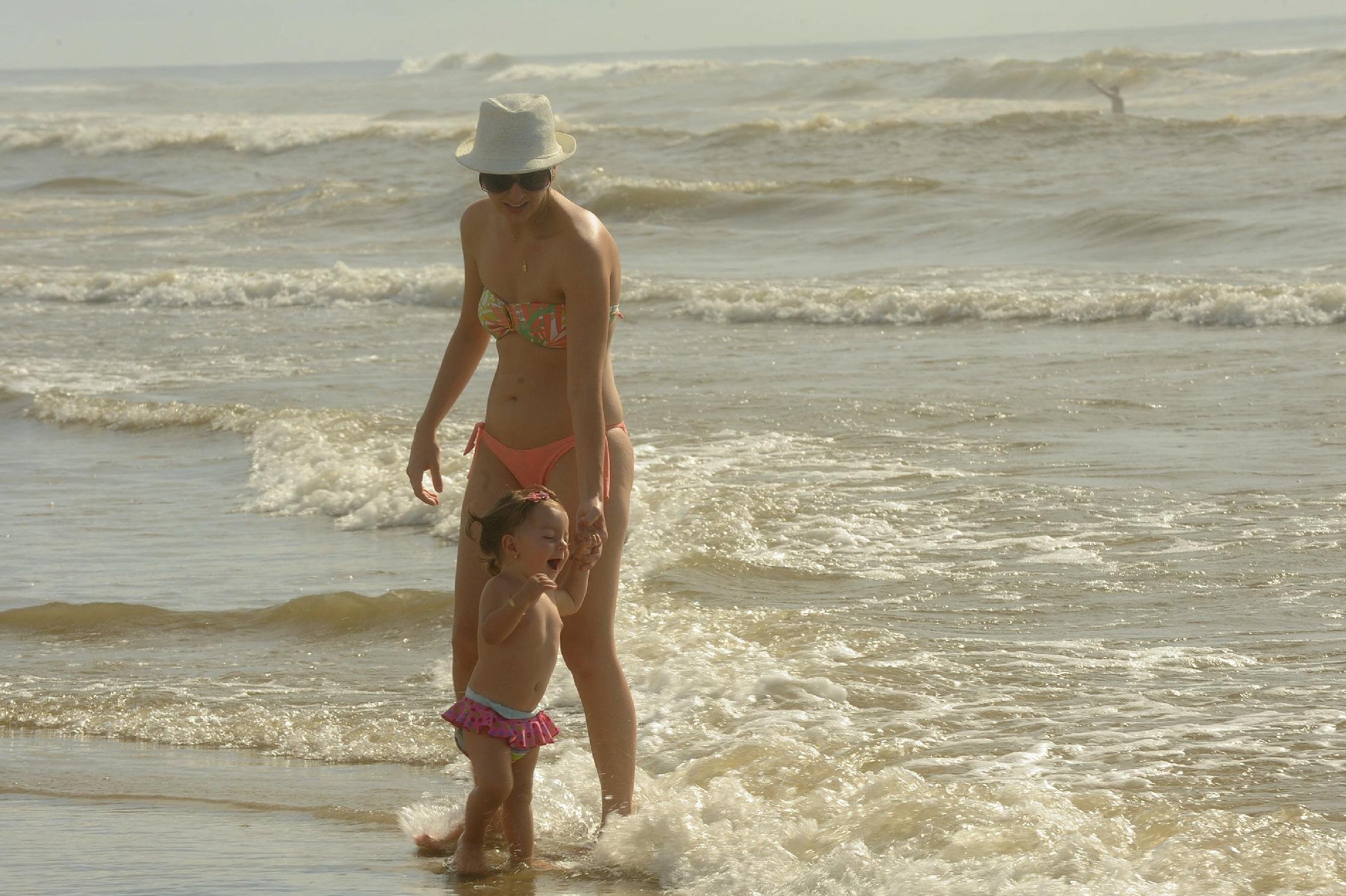 M&atilde;e e filha curtem o tempo bom na beira da praia de Cap&atilde;o da Canoa