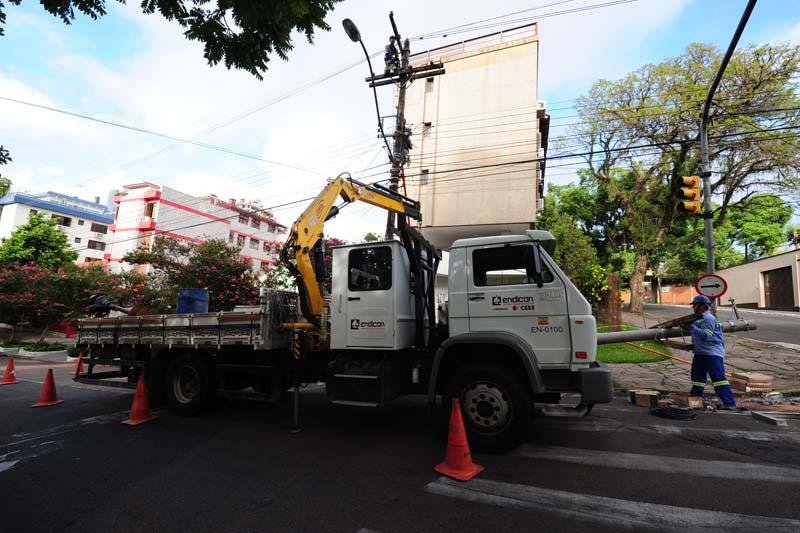 CEEE substituiu postes na rua Luzitana nesta manh&atilde;