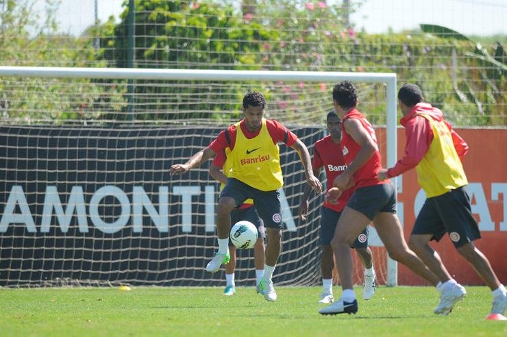 Volante Elton diz que Inter vai jogar com for&ccedil;a m&aacute;xima contra o Cruzeiro, embora com time misto