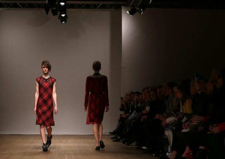 Desfile da Clements Ribeiro ocorreu neste s&aacute;bado, em Londres