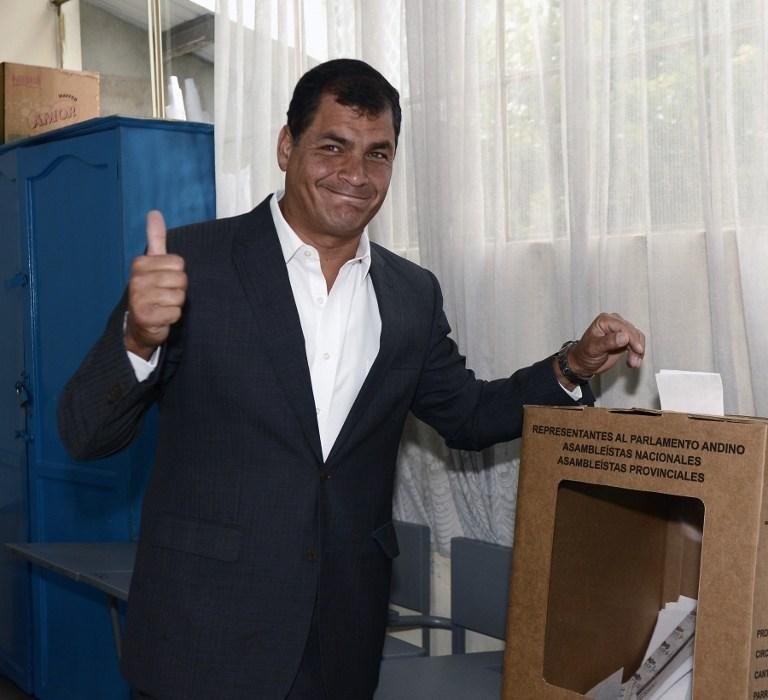 Presidente Rafael Correa votou de manh&atilde; cedo