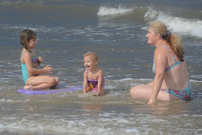 Crian&ccedil;as aproveitaram o mar em Imb&eacute;