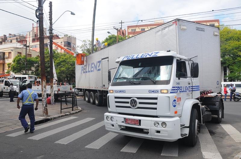 Carreta derrubou sem&aacute;foro e complicou tr&acirc;nsito em Porto Alegre