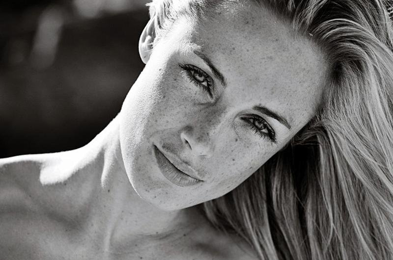 M&atilde;e de modelo morta pede respostas a Pistorius 