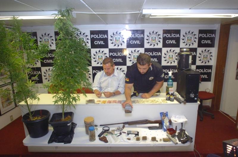 Denarc prende pai e filhos que vendiam maconha na Cidade Baixa