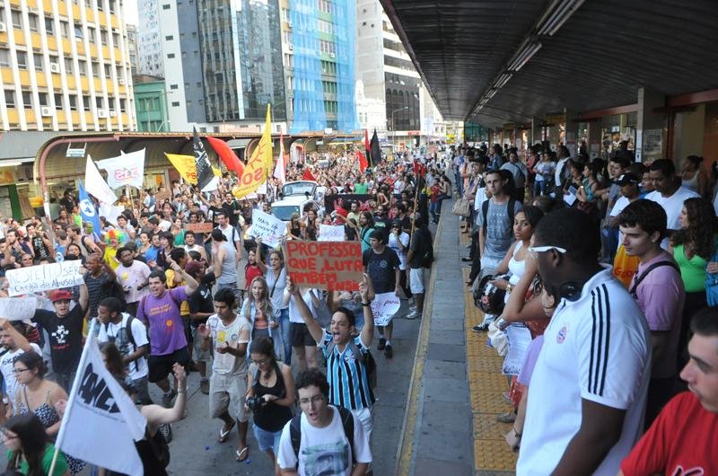 Grupo realiza ato contra o reajuste nas passagens de &ocirc;nibus da Capital