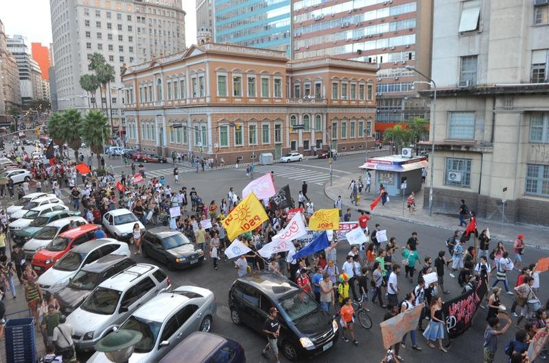 Protestos contra reajuste da passagem seguem nesta ter&ccedil;a em Porto Alegre