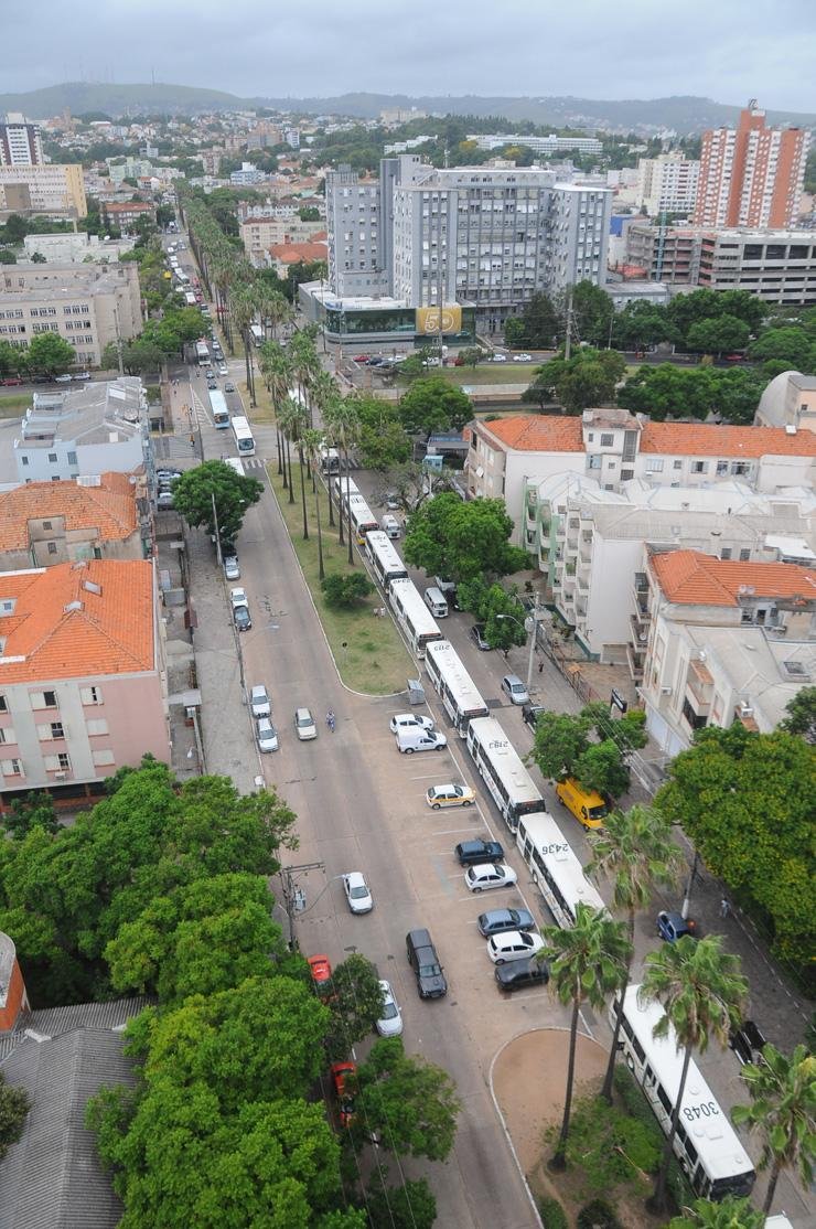 Longas filas de ve&iacute;culos se formaram nos corredores de &ocirc;nibus
