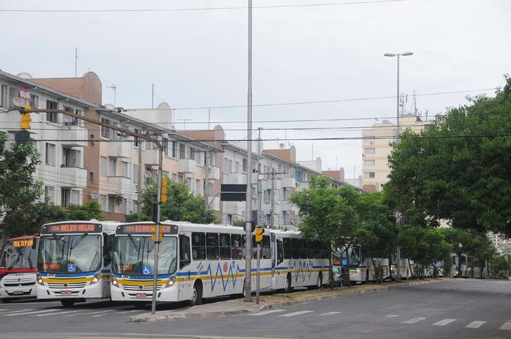 Longas filas de &ocirc;nibus se formaram em vias da Capital