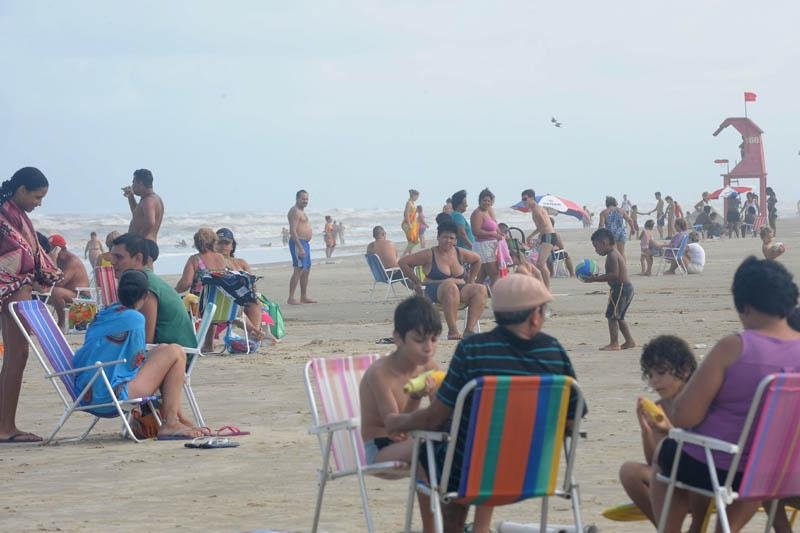O mar n&atilde;o estava para peixe, ontem, e nem para banhista ficar encantado de beleza