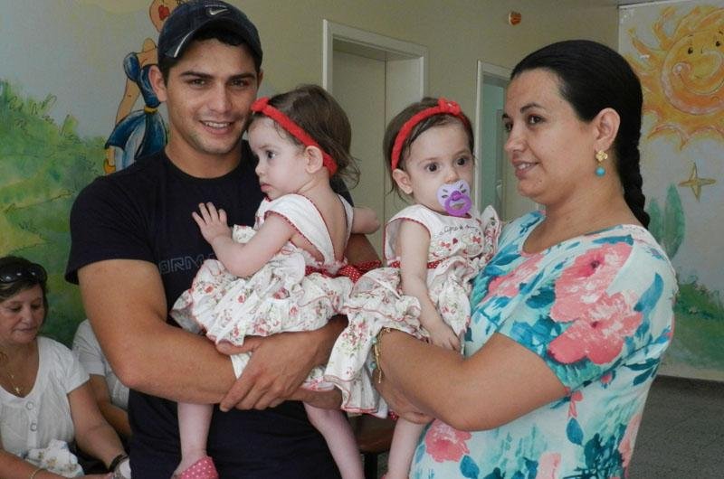Kerolyn e Kauany eram unidas pelo abd&ocirc;men