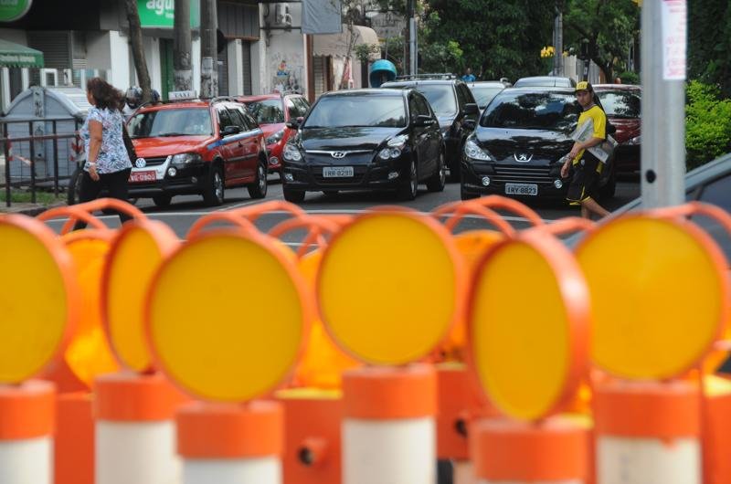 Placas de sinaliza&ccedil;&atilde;o tamb&eacute;m foram colocadas para ajudar motoristas e pedestres