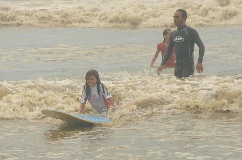 Crian&ccedil;as se divertiram e surfaram no mar de Tramanda&iacute;