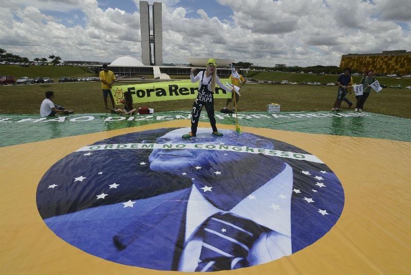 Protesto contra Renan Calheiros re&uacute;ne 30 pessoas no DF