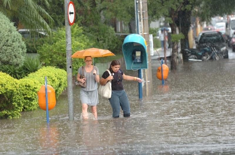 Algumas vias da cidade est&atilde;o bloqueadas em raz&atilde;o do grande volume de &aacute;gua