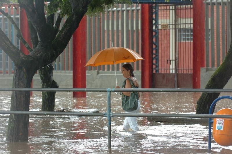Ruas ficaram alagadas ontem na Capital