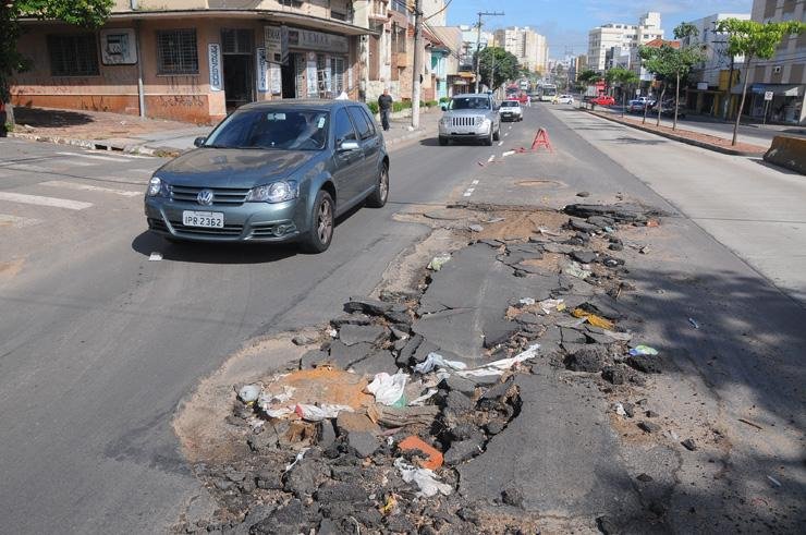 Motoristas ainda encontram buracos e obst&aacute;culos nas ruas da Capital