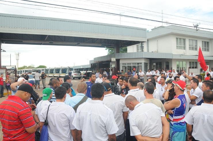 Funcion&aacute;rios se concentraram na garagem da empresa STS