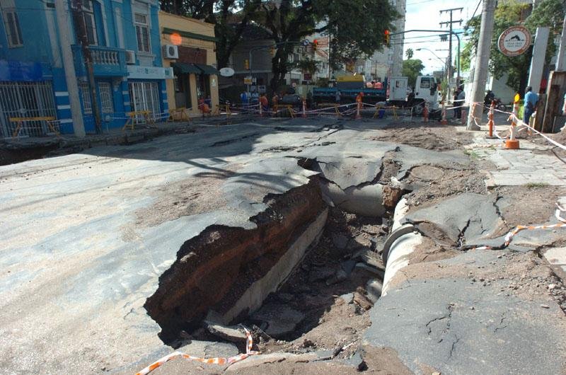 Pelo menos 150 servidores trabalham nos reparos