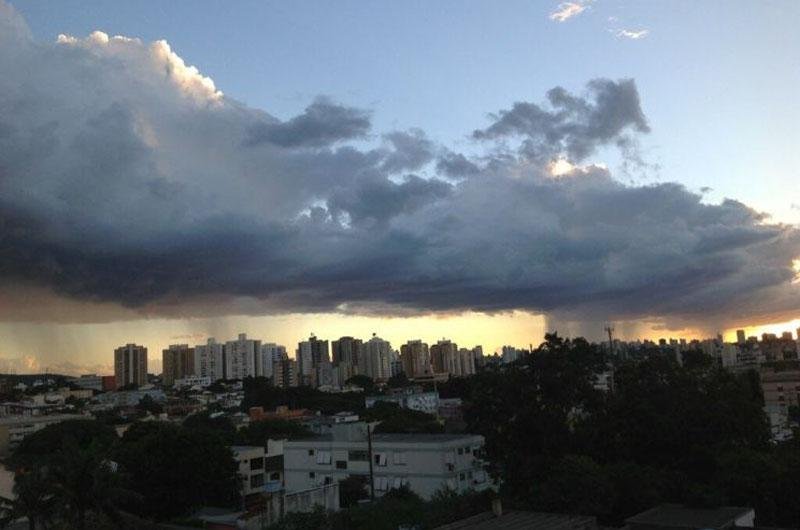 As nuvens carregadas est&atilde;o associadas &agrave; circula&ccedil;&atilde;o de uma &aacute;rea de baixa press&atilde;o