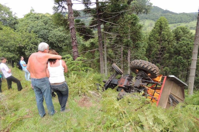 Agricultor foi encontrado morto sob um trator nesta manh&atilde;