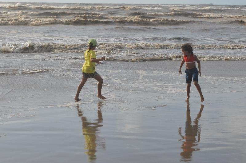 Crian&ccedil;as de divertiram e brincaram na beira da praia