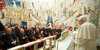  Papa lê mensagem aos cardeais após concluir retiro espiritual